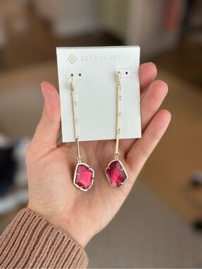NWT! Kendra Scott chairman dangle earrings (gold/berry illusion)